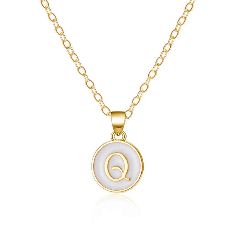 Collier avec pendentif blanc initiale q
