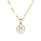 Collier avec pendentif blanc initiale r