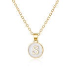 Collier avec pendentif blanc initiale s