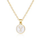 Collar con colgante blanco inicial - letra 