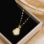 Collier avec Pendentif Bouddha blanc