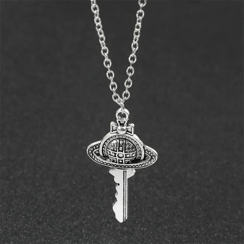 Collier avec pendentif clef de l'univers