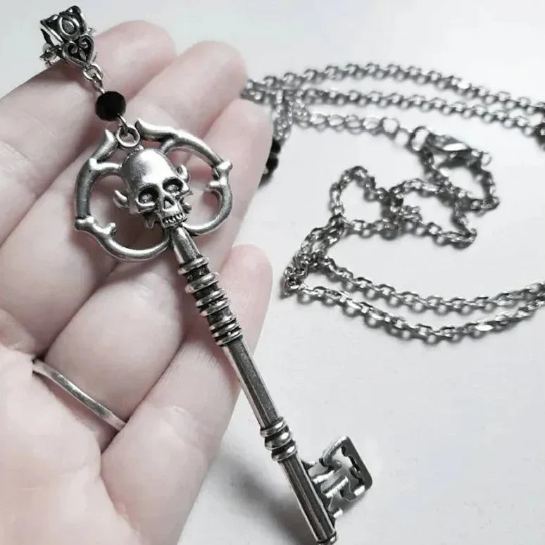 Collier avec pendentif clef et tête de mort