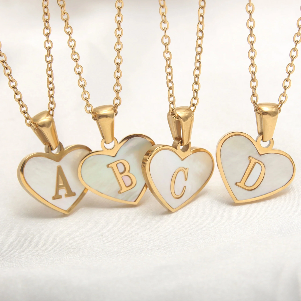 Collier avec pendentif coeur blanc initiale