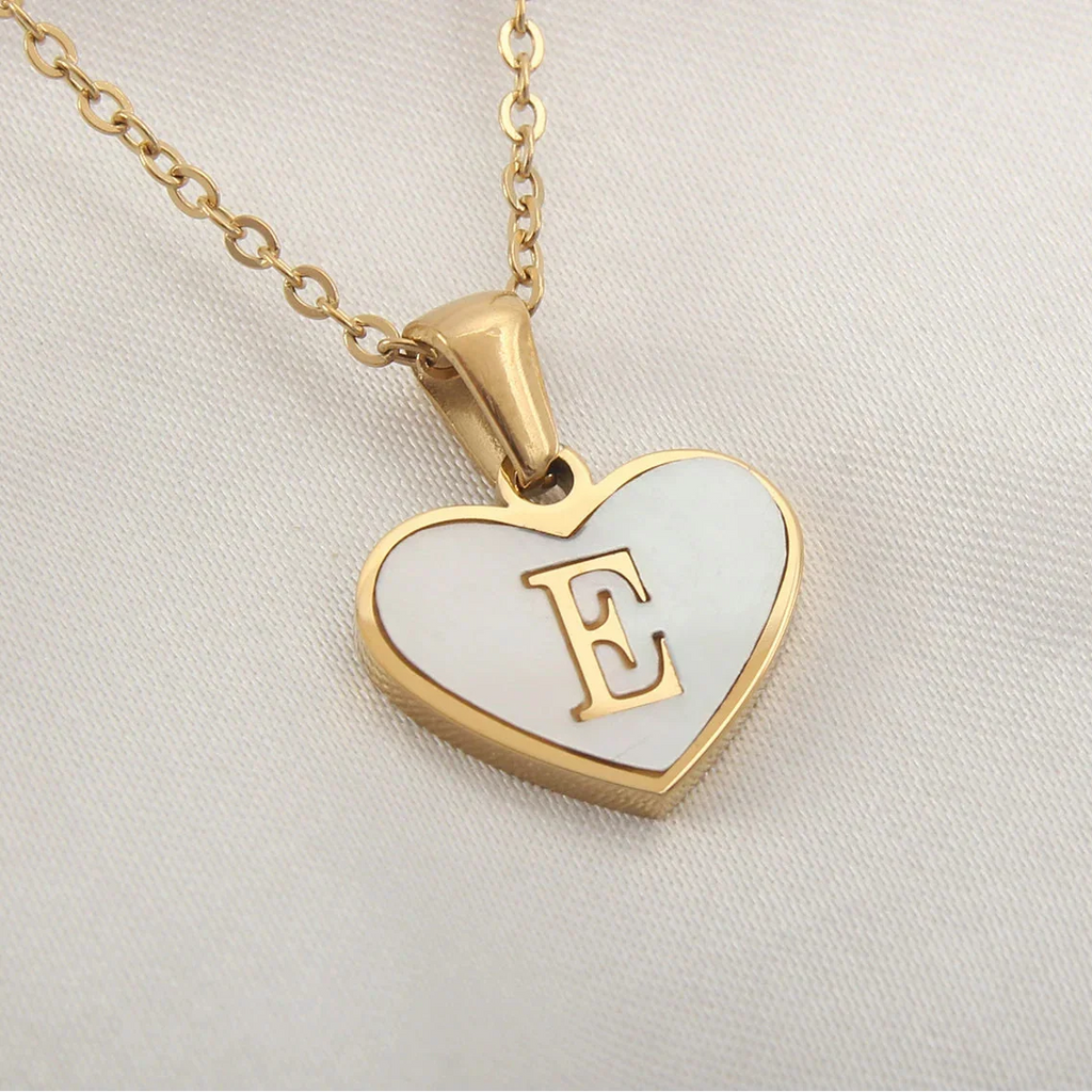 Collier avec pendentif coeur blanc initiale e