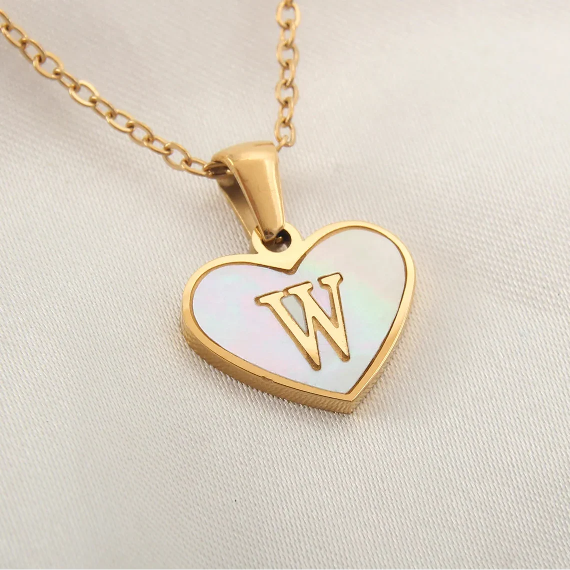Collier avec pendentif coeur blanc initiale w