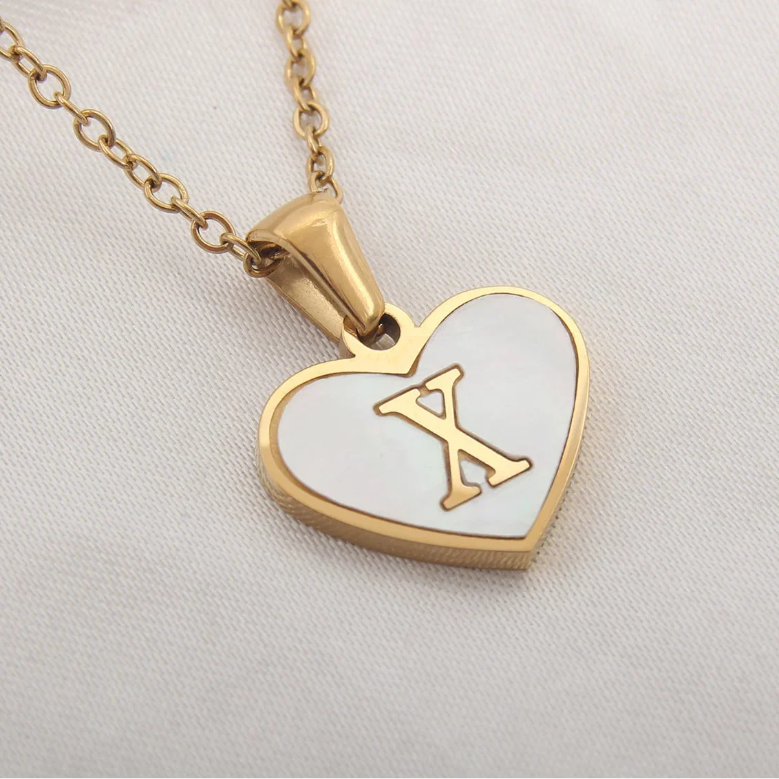 Collier avec pendentif coeur blanc initiale x