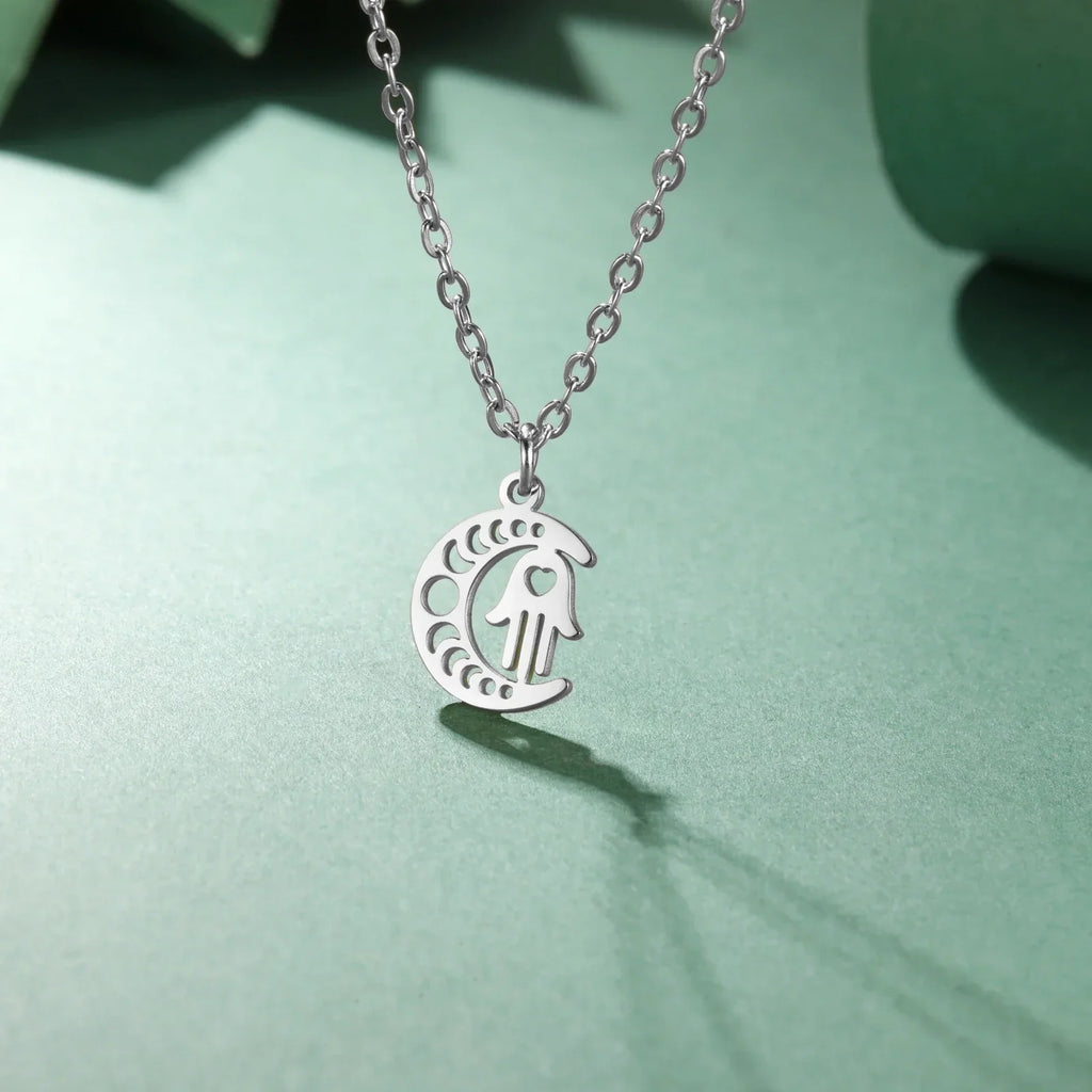 Collier avec pendentif islamique croissant de lune et main de Fatma arabe argent