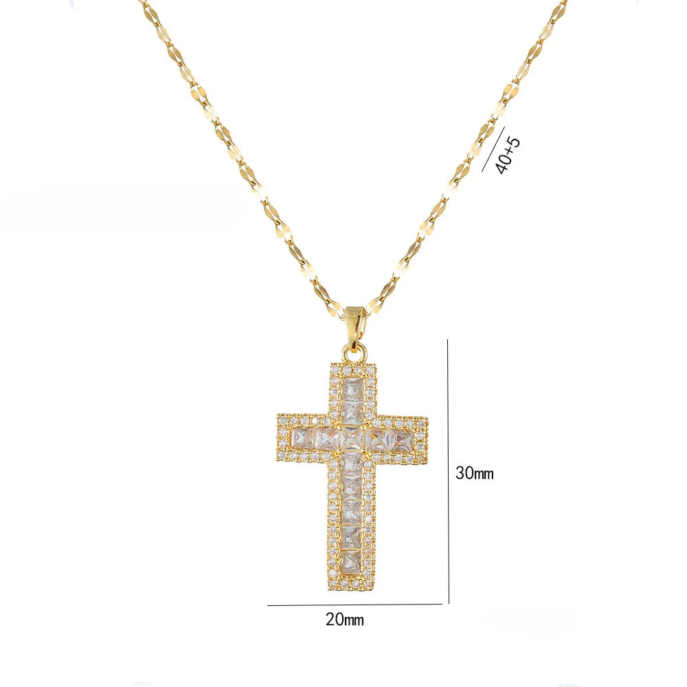 Collier avec Pendentif Croix Chrétienne en Zircon