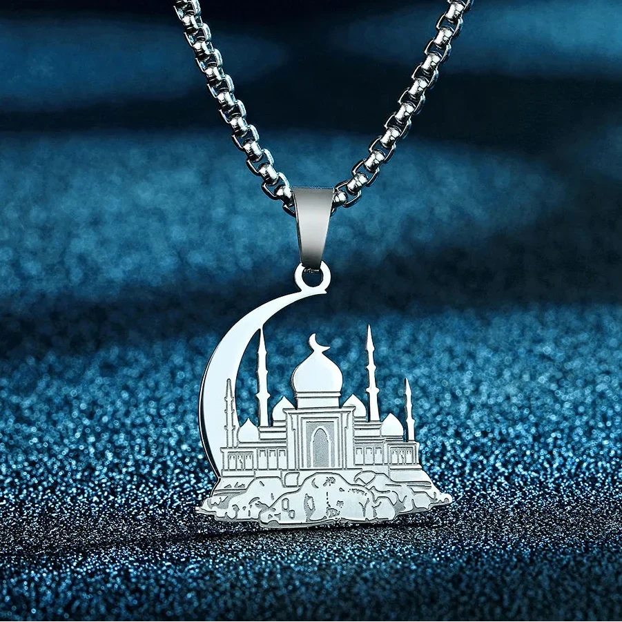 Collar con colgante de una mezquita sobre media luna árabe 