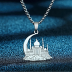Collar con colgante de una mezquita sobre media luna árabe 