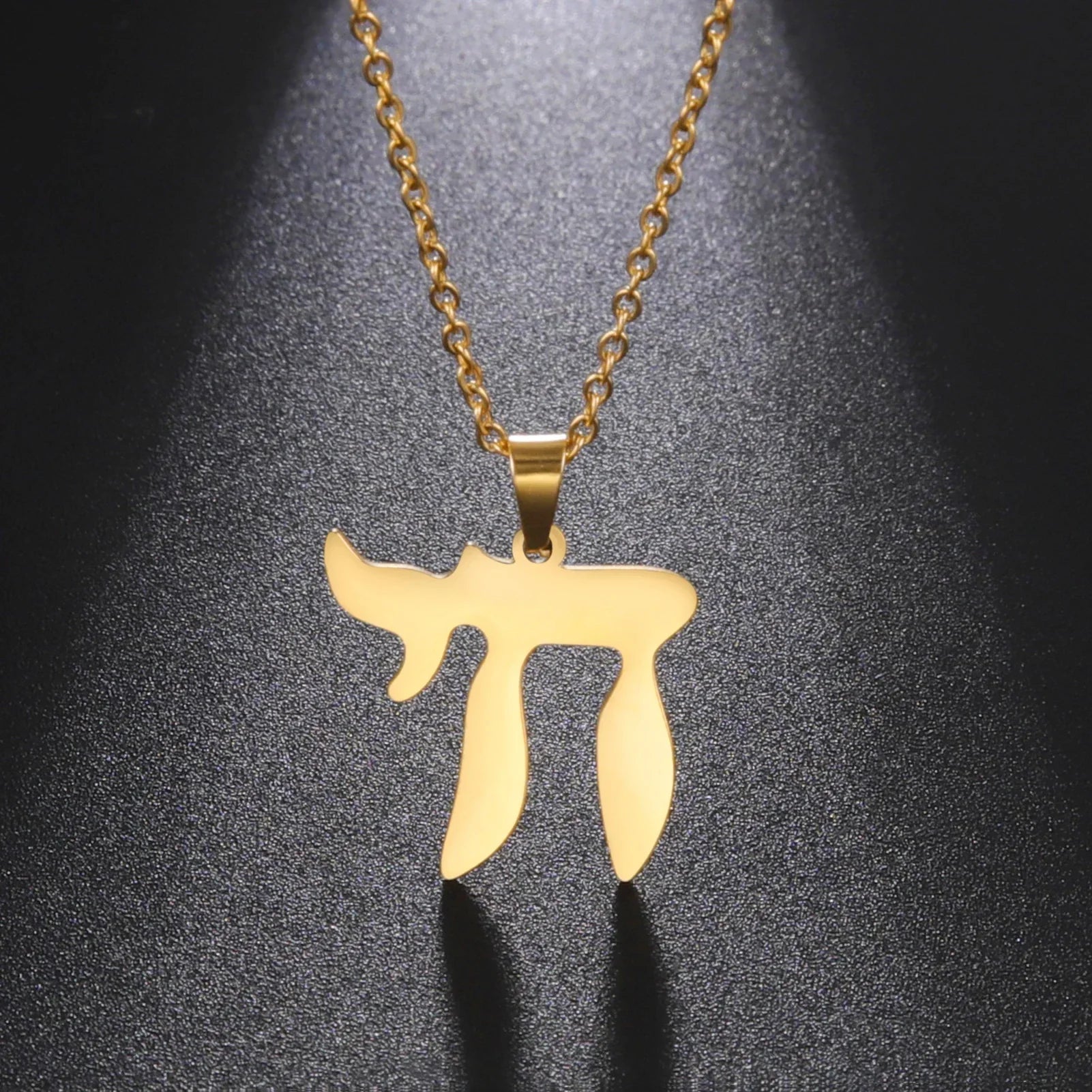 Collier avec pendentif de la lettre hébraïque Chai symbole de vie juive or