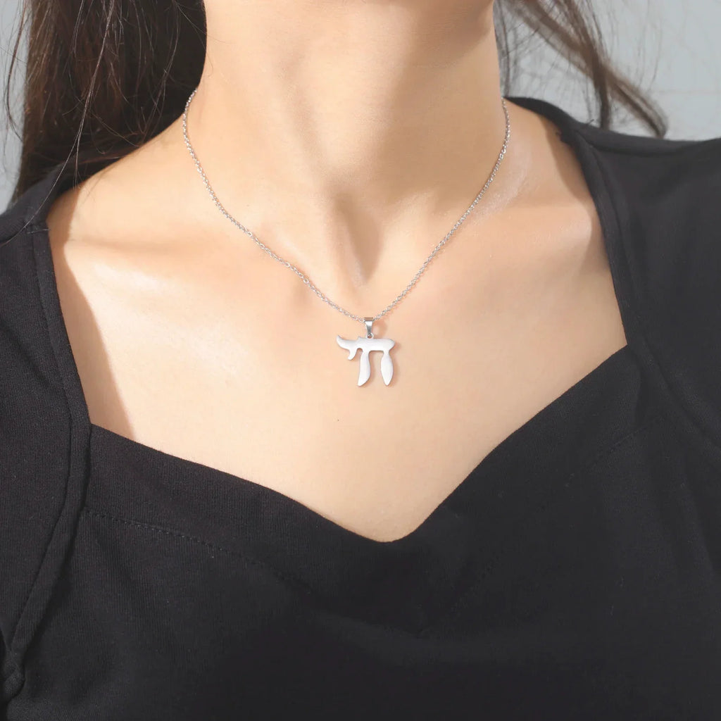 Collier avec pendentif de la lettre hébraïque Chai symbole de vie juive argent