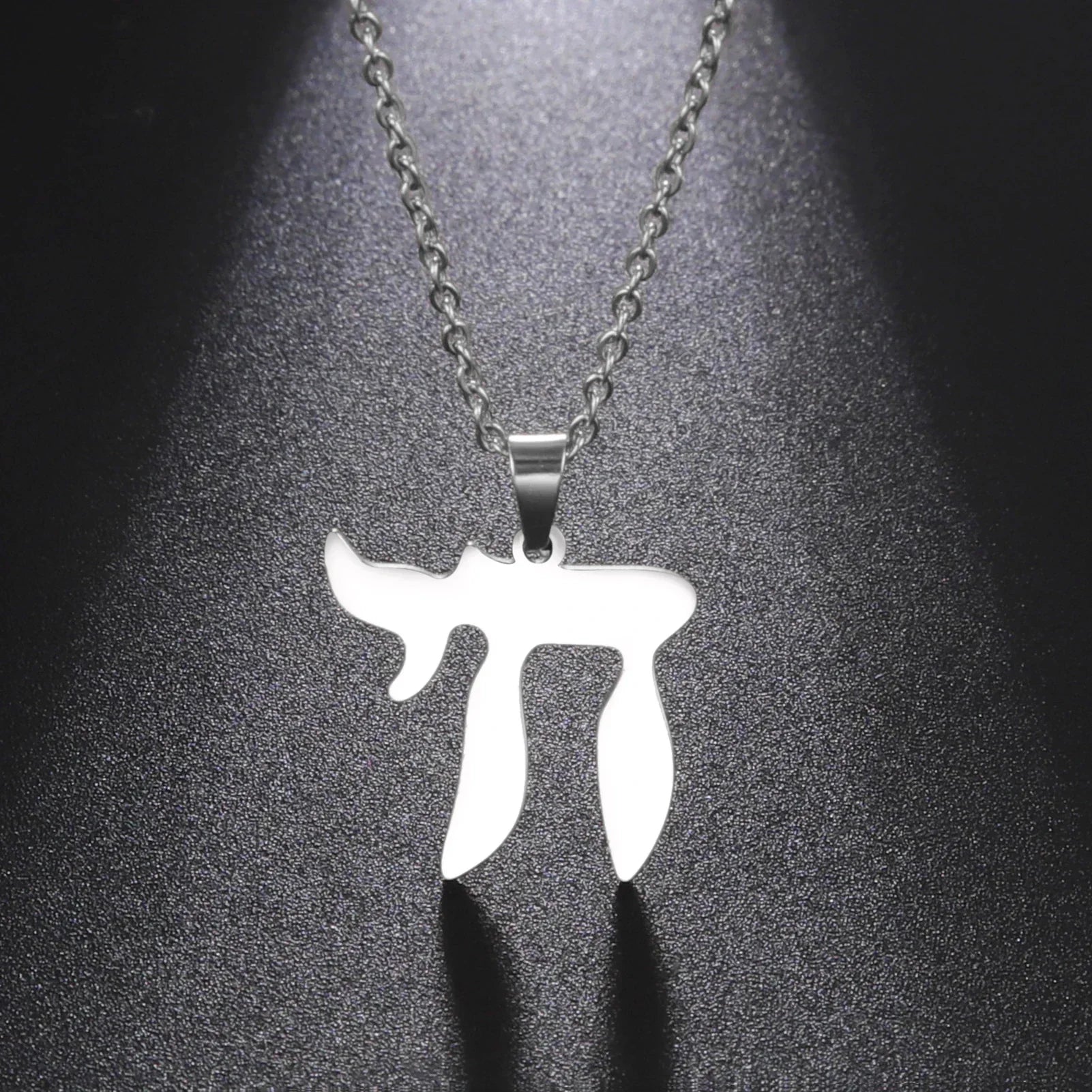 Collier avec pendentif de la lettre hébraïque Chai symbole de vie juive argent