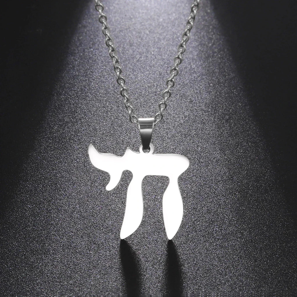 Collar con colgante de la letra hebrea Chai, símbolo de la vida judía 