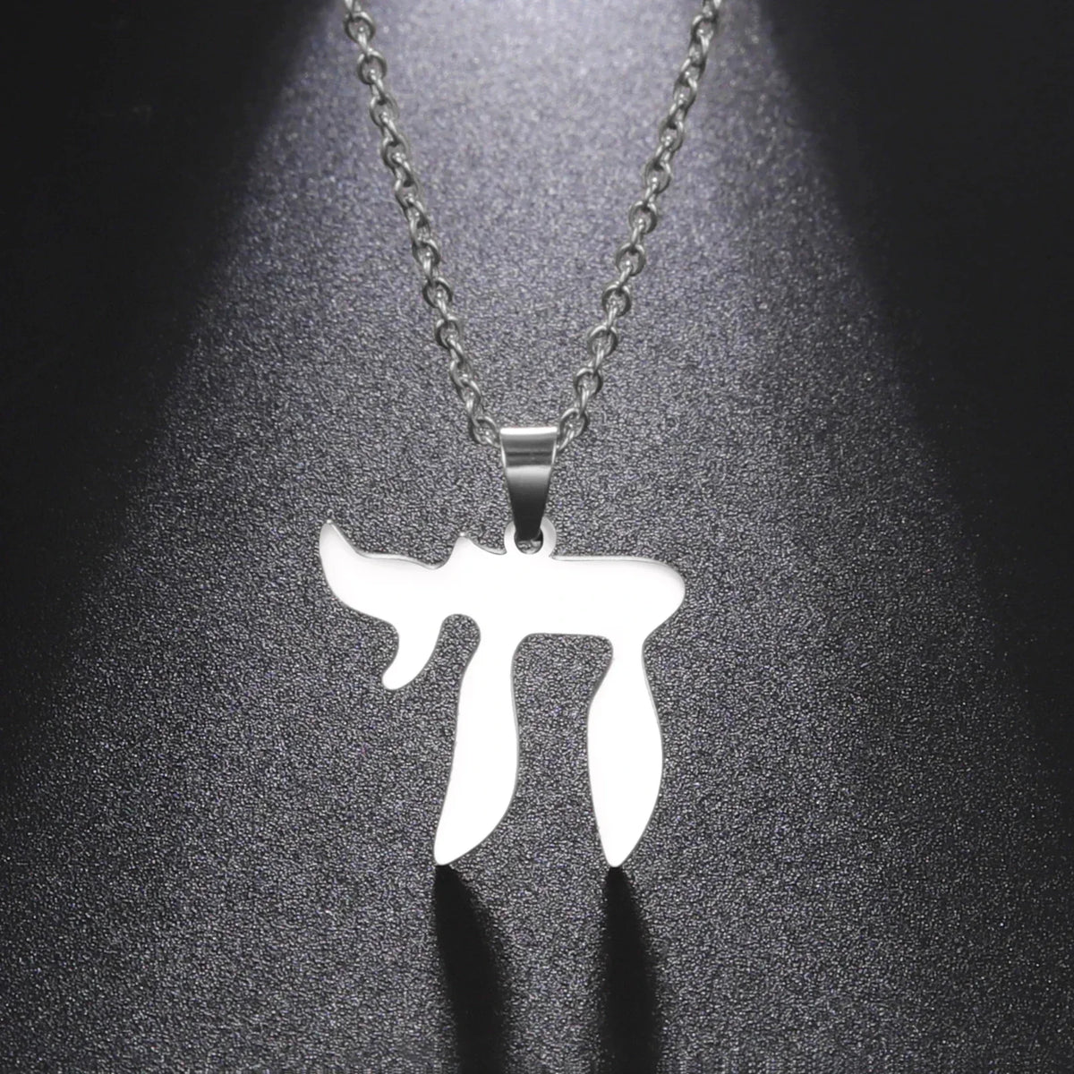 Collar con colgante de la letra hebrea Chai, símbolo de la vida judía 