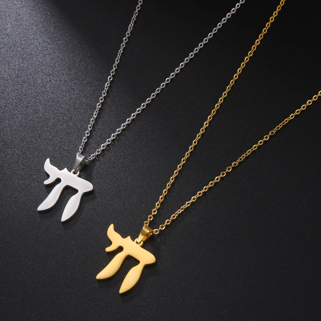 Collar con colgante de la letra hebrea Chai, símbolo de la vida judía 