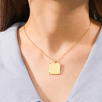 Collier avec pendentif de prières juives en lettres hébraïques Ana b'Koach or