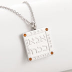 Collier avec pendentif de prières juives en lettres hébraïques Ana b'Koach argent