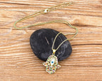 Collier avec pendentif de protection contre le mauvais œil et main de Fatma multicolore