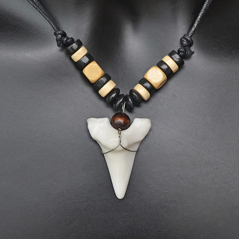 Collar con Colgante de Diente de Tiburón