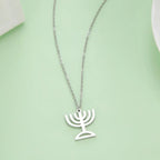 Collier avec pendentif du symbole de l'identité juive Menorah argent