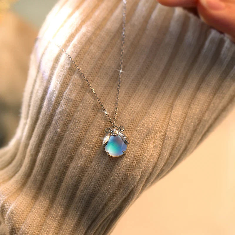 Collar con Colgante de Piedra de Luna de Circonio