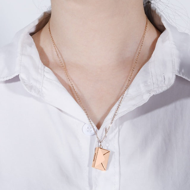 Collar con Colgante de Sobre en oro rosa