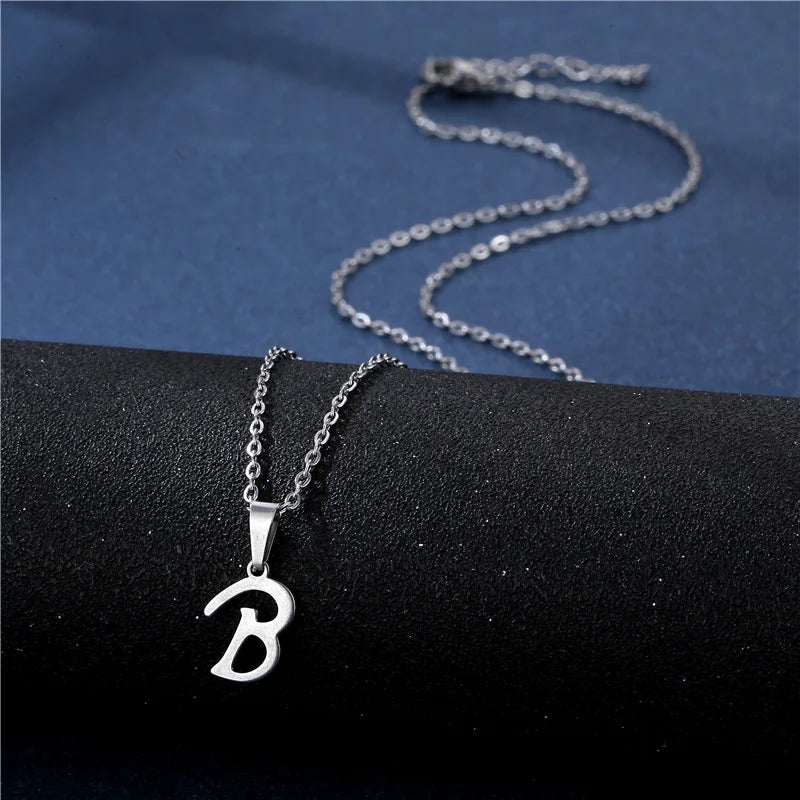 Collar con colgante inicial plateado - letra 