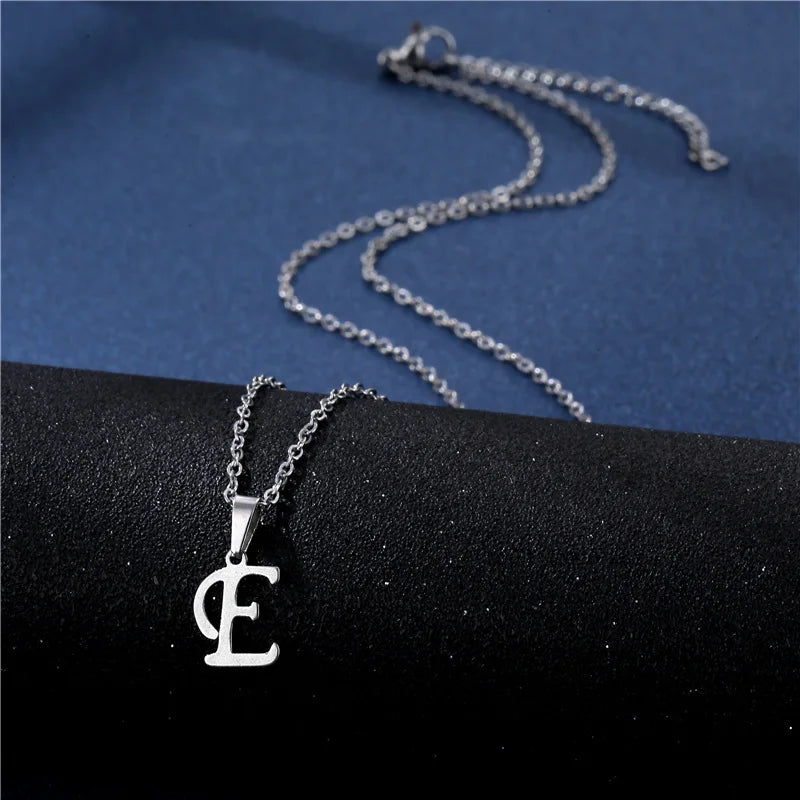 Collar con colgante inicial plateado - letra 