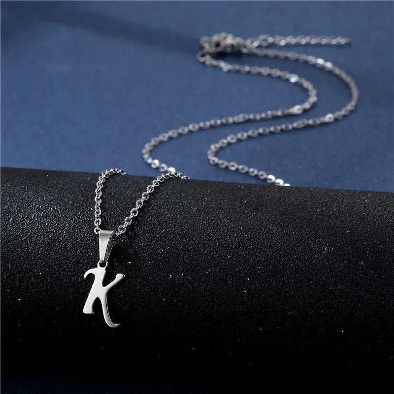 Collar con colgante inicial plateado - letra 