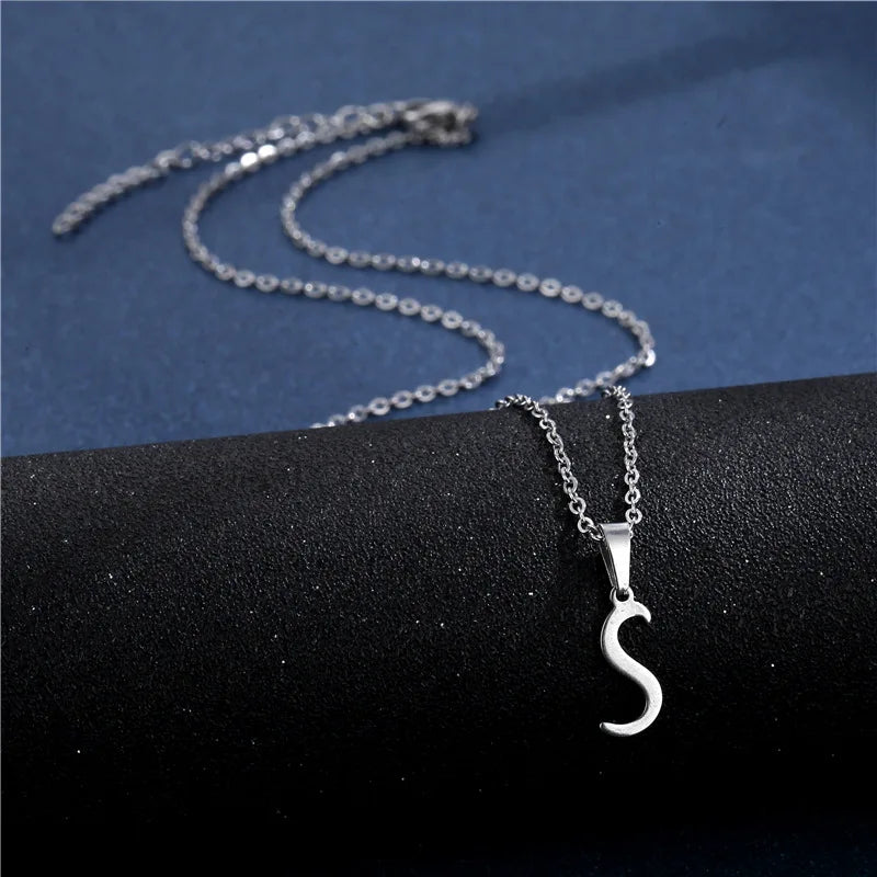 Collar con colgante inicial plateado - letra 
