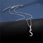Collar con colgante inicial plateado - letra 