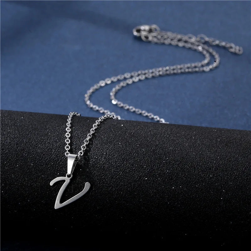 Collar con colgante inicial plateado - letra 