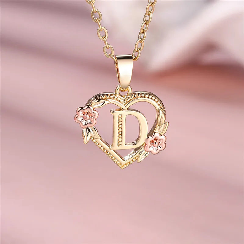 Collier avec pendentif initiale coeur et fleurs d