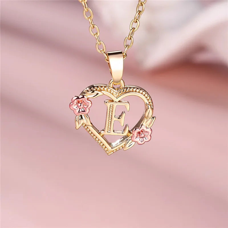 Collier avec pendentif initiale coeur et fleurs e