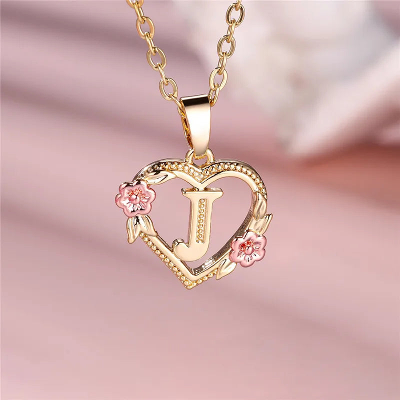 Collier avec pendentif initiale coeur et fleurs j