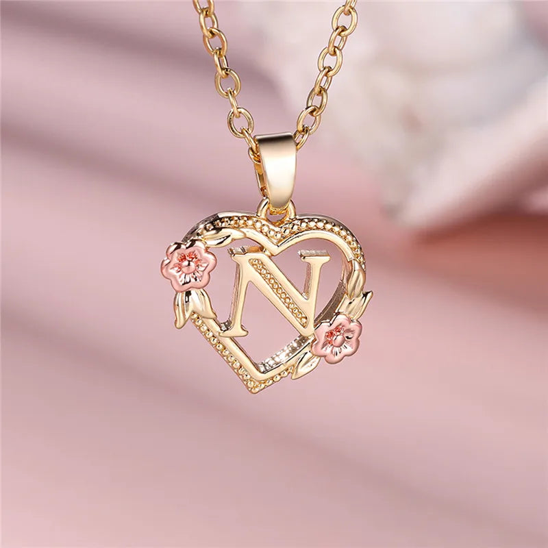 Collier avec pendentif initiale coeur et fleurs n