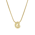 Collier avec pendentif initiale en strass g