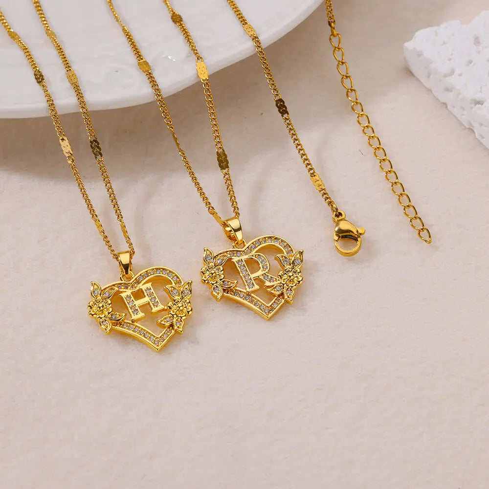 Collier avec pendentif initiale et coeur