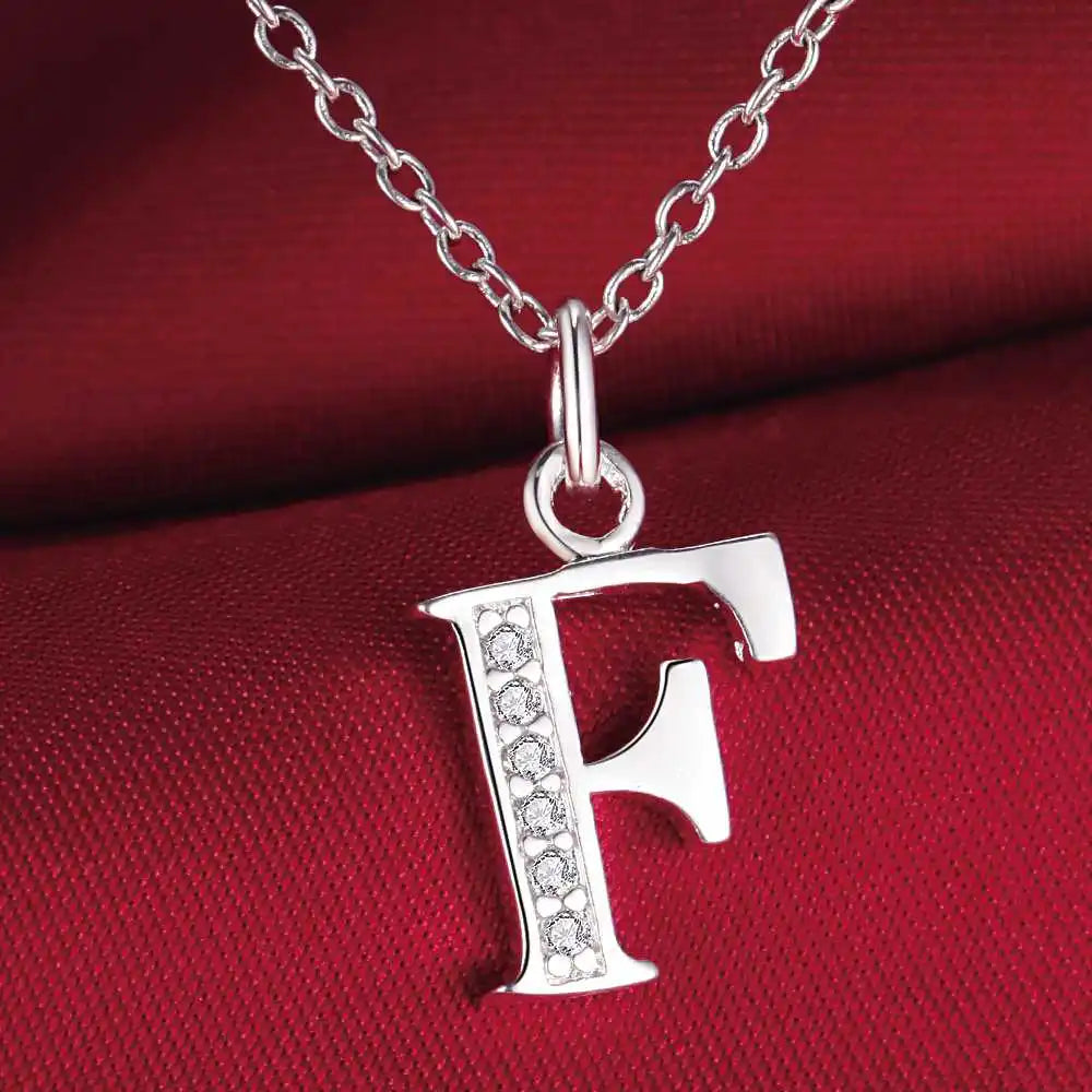 Collier long avec pendentif initiale  f