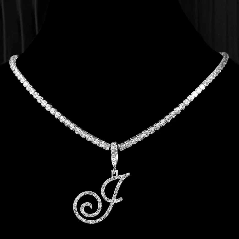 Collier ras de cou avec pendentif initiale et strass j