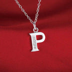 Collier long avec pendentif initiale  p