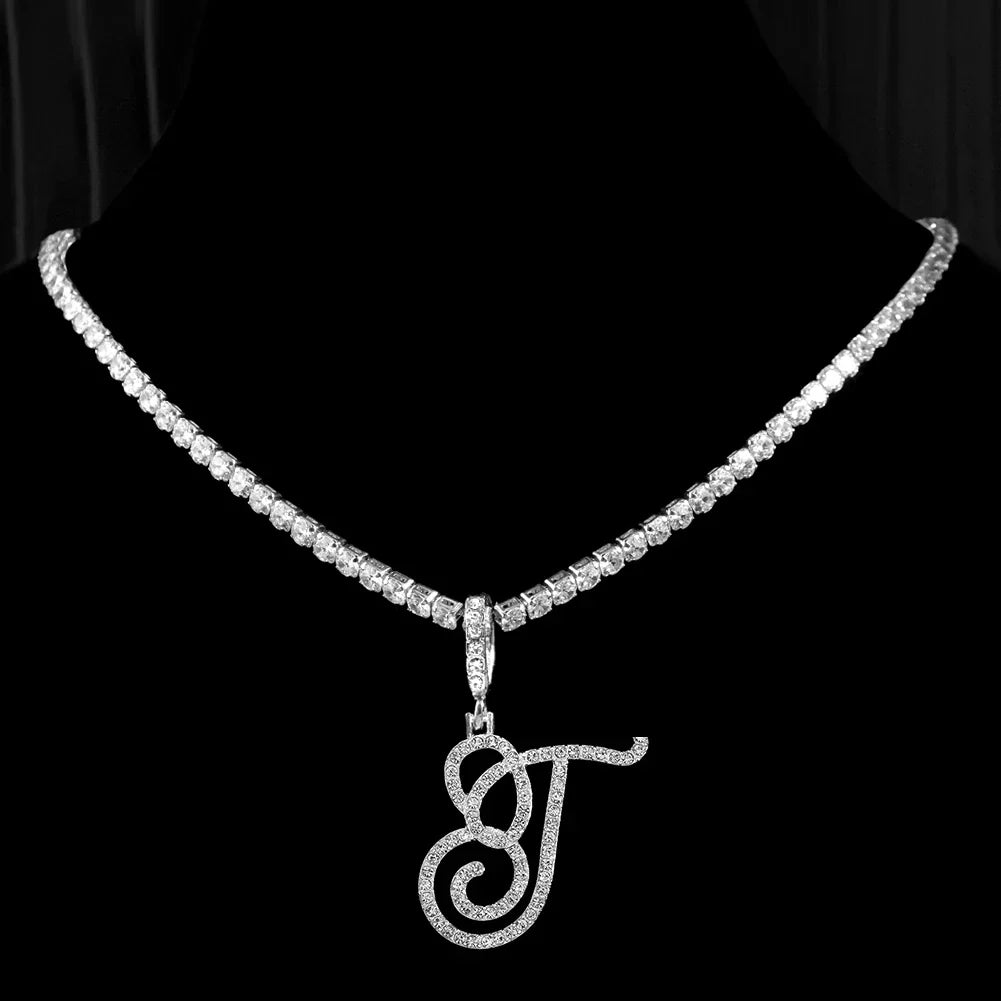 Collier ras de cou avec pendentif initiale et strass t