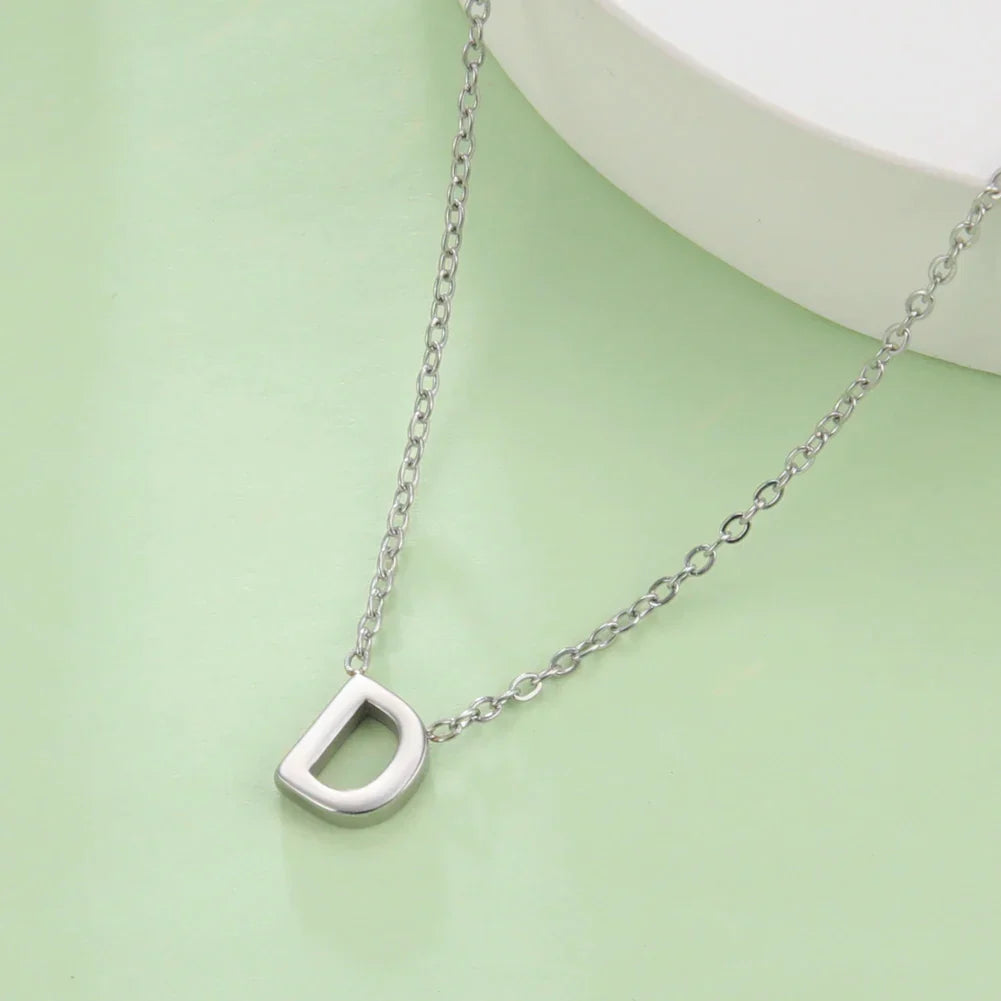 Collier avec pendentif initiale - lettre