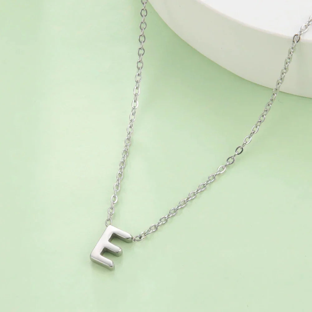 Collier avec pendentif initiale - lettre