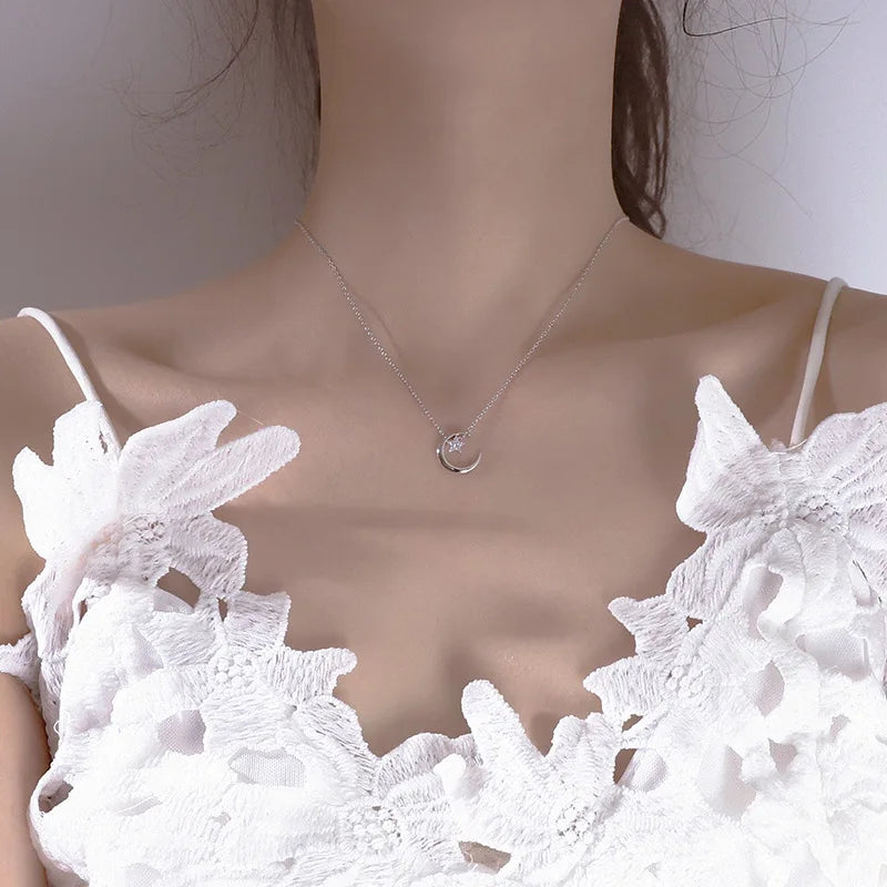 Collier avec Pendentif Lune et Etoile en Crystal