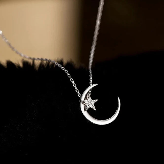 Collier avec Pendentif Lune et Etoile en Crystal