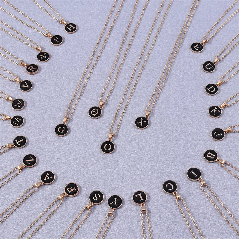 Collier avec pendentif coloré initiale 