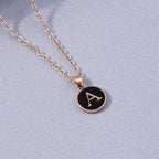 Collier avec pendentif coloré initiale a